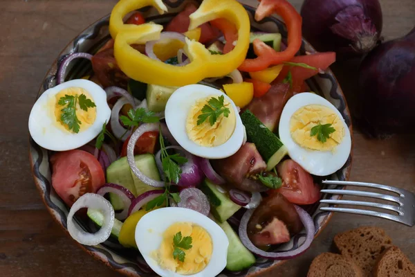 Ensalada Fresca Hecha Verduras Con Huevos Cocidos —  Fotos de Stock