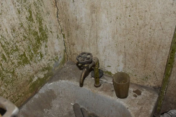 Παλιό Εγκαταλελειμμένο Μπάνιο Σκουριασμένη Βρύση — Φωτογραφία Αρχείου