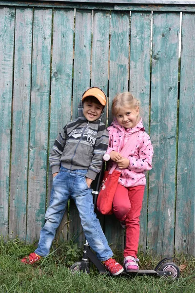 Pojke Och Flicka Bakgrunden Staketet — Stockfoto