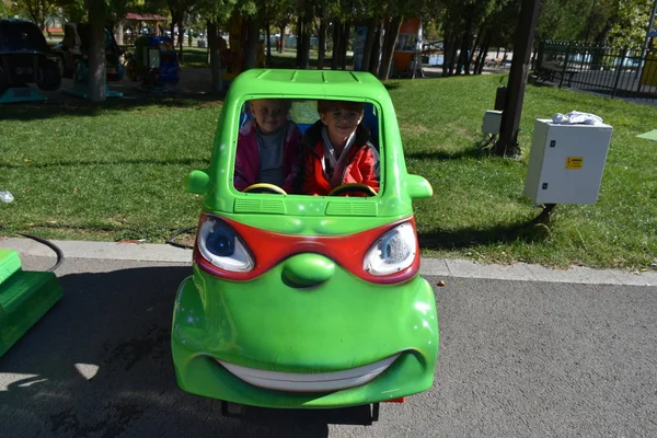 Kinderen Spelen Speeltuin — Stockfoto