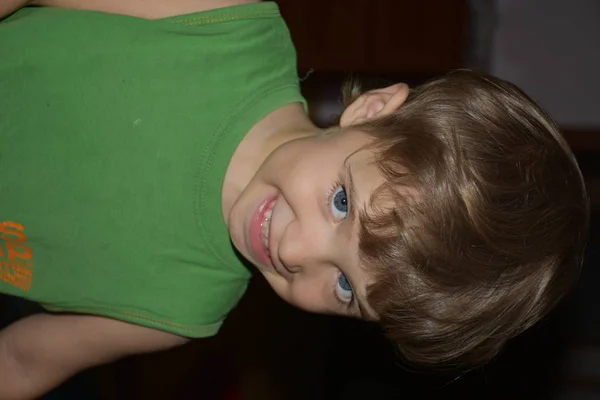 Красивий Портрет Маленького Хлопчика Посмішка — стокове фото