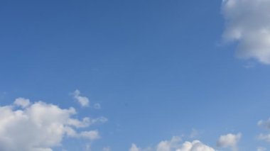 Mavi gökyüzü ve beyaz bulutlar