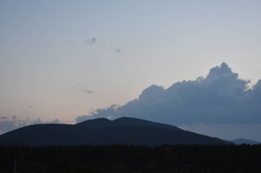 Mavi gökyüzü ve beyaz bulutlar