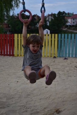 Çocuk oyun parkında oynuyor.