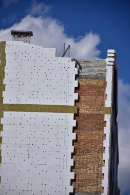 Gökyüzüne karşı inşaat vinci,