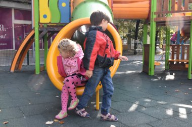 Güzel güzel çocuk oynuyor.