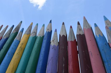 çok renkli ahşap kalemler çit