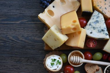 ahşap masa üzerinde çeşitli peynir 