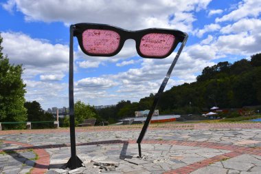 Çiçeklerin ve manzaranın güzel kompozisyonu