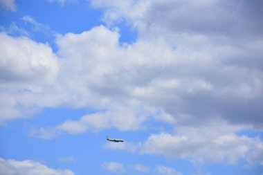 Gökyüzünde ve manzarada uçaklar