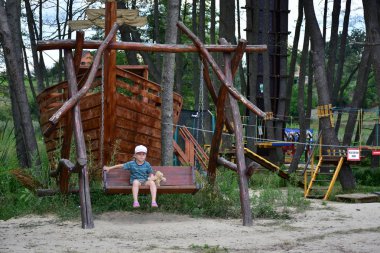 Güzel açık hava oyun parkı ve park,