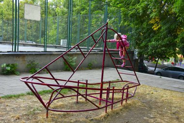 Çocuk oyun alanında ve dışarıda.