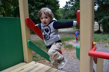 Çocuk oyun parkında oynuyor.