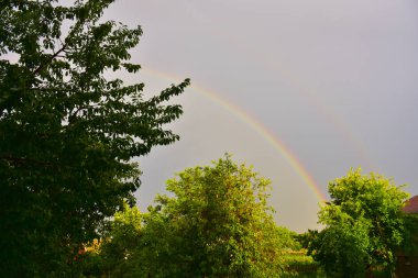 Gökyüzüne karşı güzel gökkuşağı,