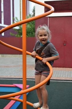 Çocuklar oyun bahçesinde oynarlar.,