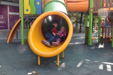 Güzel güzel çocuk oynuyor.