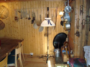 Farklı araçları olan eski bir iç mimari.