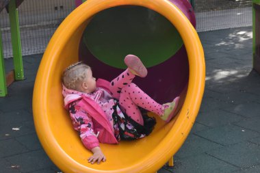 Çocuk oyun parkında oynuyor.