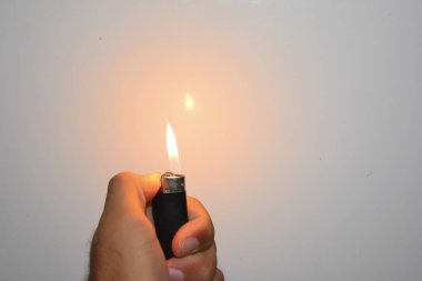 Hafif bir arka planda el çakmağı.