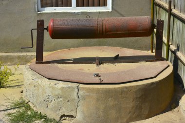 Bahçedeki eski kuyu.,