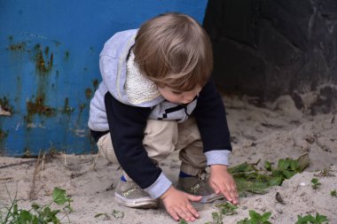 Küçük bir çocuğun güzel portresi ve gülümsemesi.