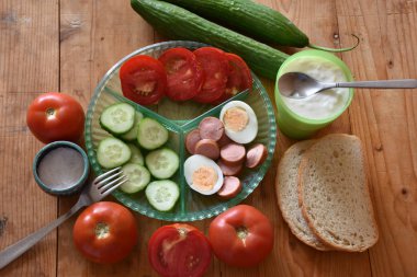Tahta masada servis edilen basit bir köy kahvaltısı.