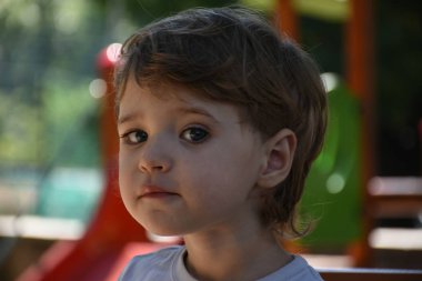 Çocuk oyun parkında oynuyor.