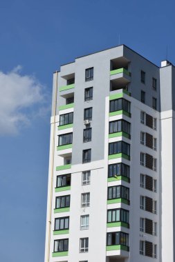 Gökyüzüne karşı inşaat vinci,