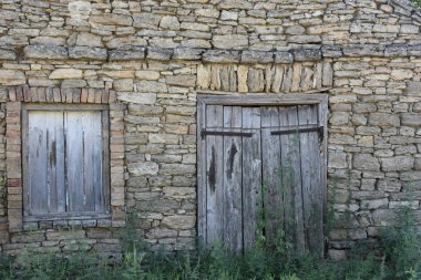 Duvarda nesneler ve bir pencere inşa etmek