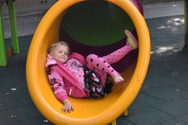 Çocuk oyun parkında oynuyor.