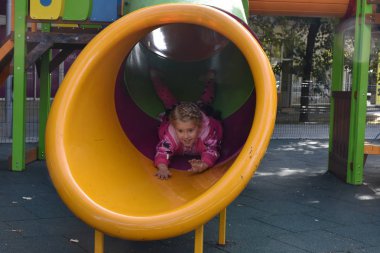 Çocuk oyun parkında oynuyor.