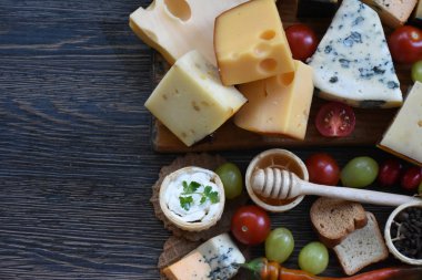 ahşap masa üzerinde çeşitli peynir 