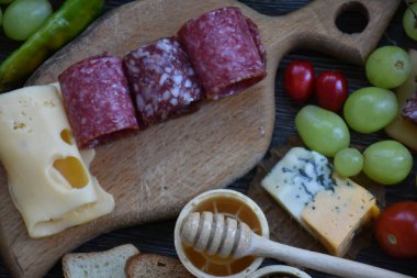 çeşitli mezeler yakın 