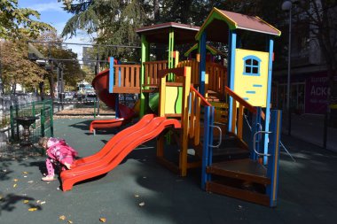 Çocuk oyun parkında oynuyor.