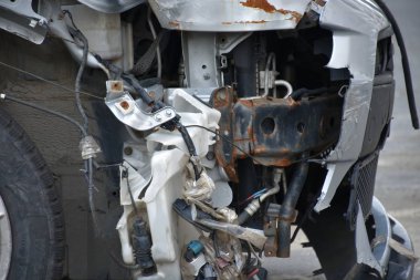 Bir kazadan sonra bozuk araba tamir edildi.