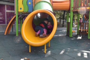 Güzel güzel çocuk oynuyor.