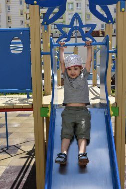 Çocuk oyun parkında oynuyor.