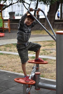 Güzel bir çocuk oynuyor.