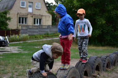  Parkta oynayan güzel çocuk.,