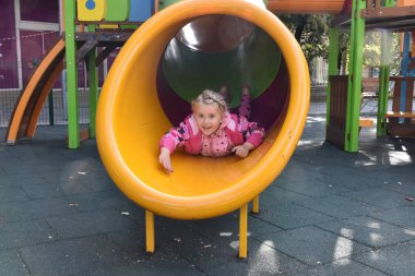 Çocuk oyun parkında oynuyor.