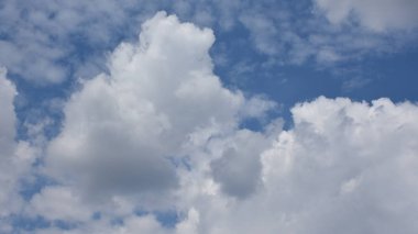 Mavi gökyüzü ve beyaz bulutlar