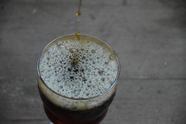 Cama sıvı dökerken yakın çekim