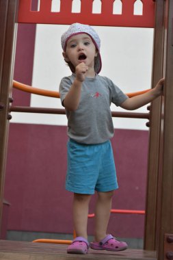 Çocuk oyun parkında oynuyor.