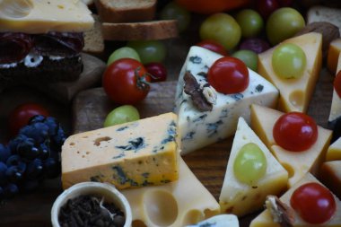 çeşitli peynir yakın 