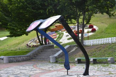 Çiçeklerin ve manzaranın güzel kompozisyonu