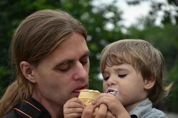 Copilul Mănâncă Înghețată — Fotografie, imagine de stoc