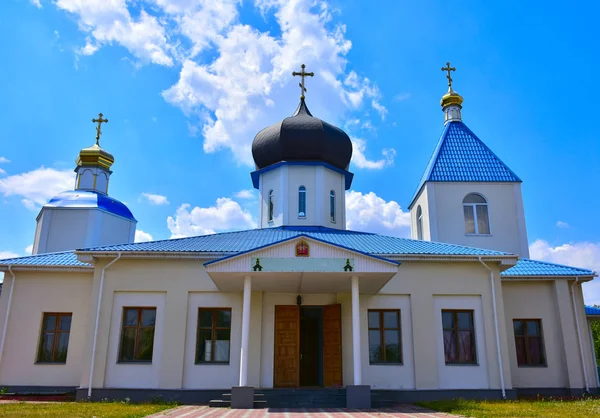 Kościół Przeciwko Niebu Religii — Zdjęcie stockowe