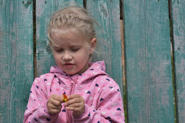 Портрет блондинки на белом фоне
