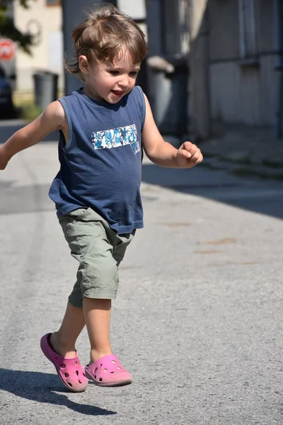 Παιδί Παίζει Στην Παιδική Χαρά — Φωτογραφία Αρχείου