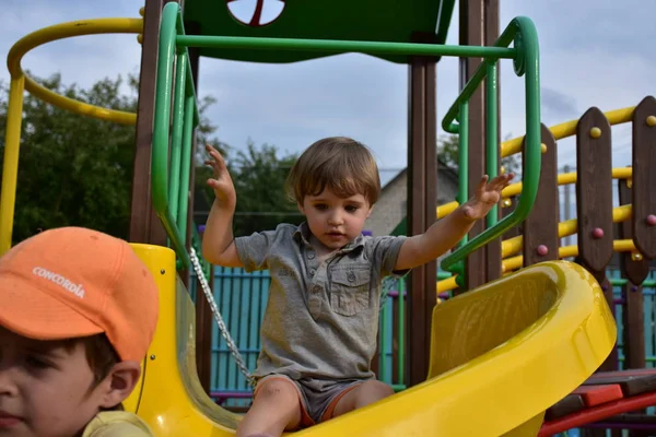Çocuk Parkında Oynayan Çocuklar — Stok fotoğraf
